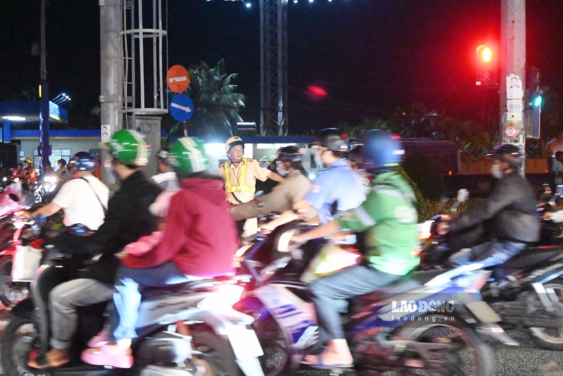 Regulating traffic at Luong Phu intersection (Chau Thanh district, Tien Giang province), Major Nguyen Viet Vuong - Officer of the Traffic Police - Order of Chau Thanh district police said that when the traffic volume from Ho Chi Minh City to the West increased, the force stopped the vehicles on DT878 and DT879, to give priority to the vehicles on National Highway 1A from Ho Chi Minh City to the West to limit the occurrence of serious congestion.