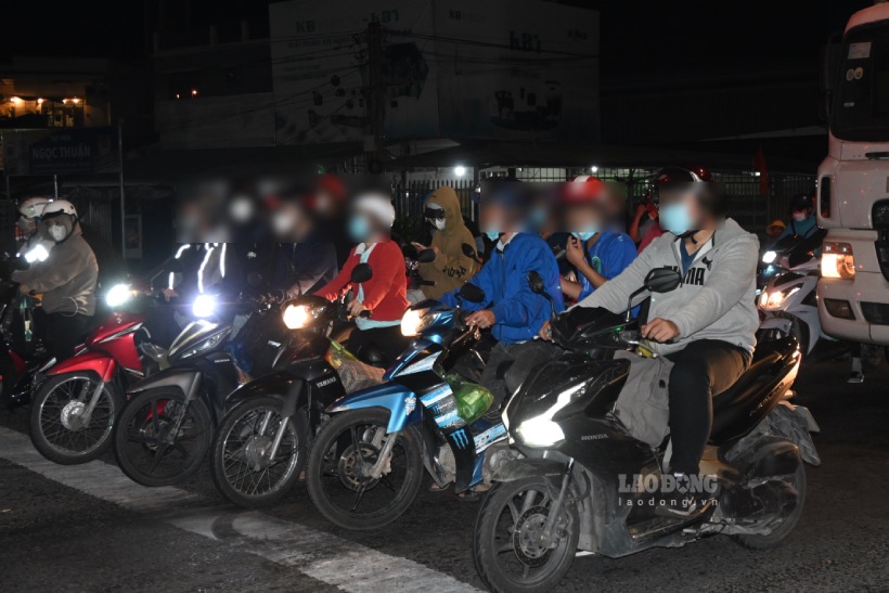 On the evening of August 30, a stream of people from Ho Chi Minh City drove to the Western provinces to celebrate the September 2 holiday, causing traffic to increase.