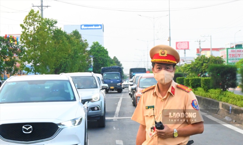 Lieutenant Colonel Le Anh Tuan - Captain of the Road Traffic Police Team of the Traffic Police Department of Tien Giang Province Police - said that the Traffic Police force of Tien Giang Province Police ensures 100% of its personnel are on duty to regulate traffic. Currently, the Traffic Police force of Tien Giang Province Police still assigns officers and soldiers to be on duty at traffic hotspots and patrol to both ensure traffic safety and order, and regulate traffic to ensure that people can travel more conveniently, avoiding serious traffic jams in the area.