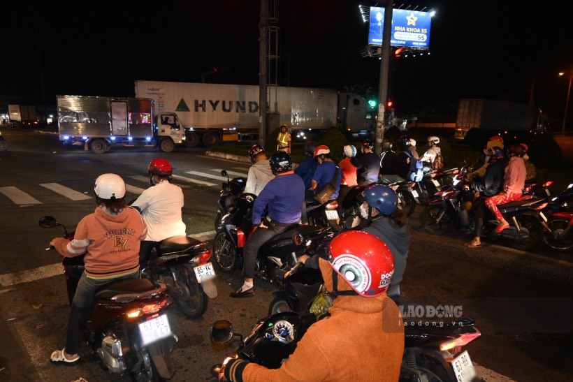 At Luong Phu intersection (Chau Thanh district, Tien Giang province), the Traffic Police Department of Tien Giang Provincial Police coordinated with the Inspectorate of Tien Giang Provincial Department of Transport and the Traffic Police - Order Team of Chau Thanh District Police (Tien Giang province) to arrange forces to regulate traffic here.