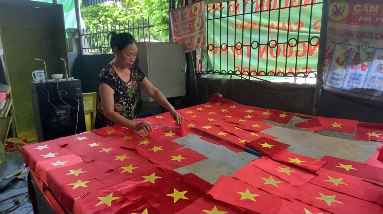 Làng nghề tất bật may cờ cho dịp lễ Quốc khánh 2.9. Ảnh: Minh Thương