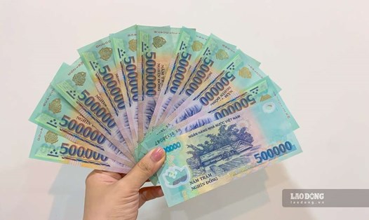 Lãi suất tiết kiệm kì hạn 12 tháng trong hệ thống ngân hàng dao động quanh ngưỡng 4,4 - 9,5%. Ảnh minh họa: Trà My