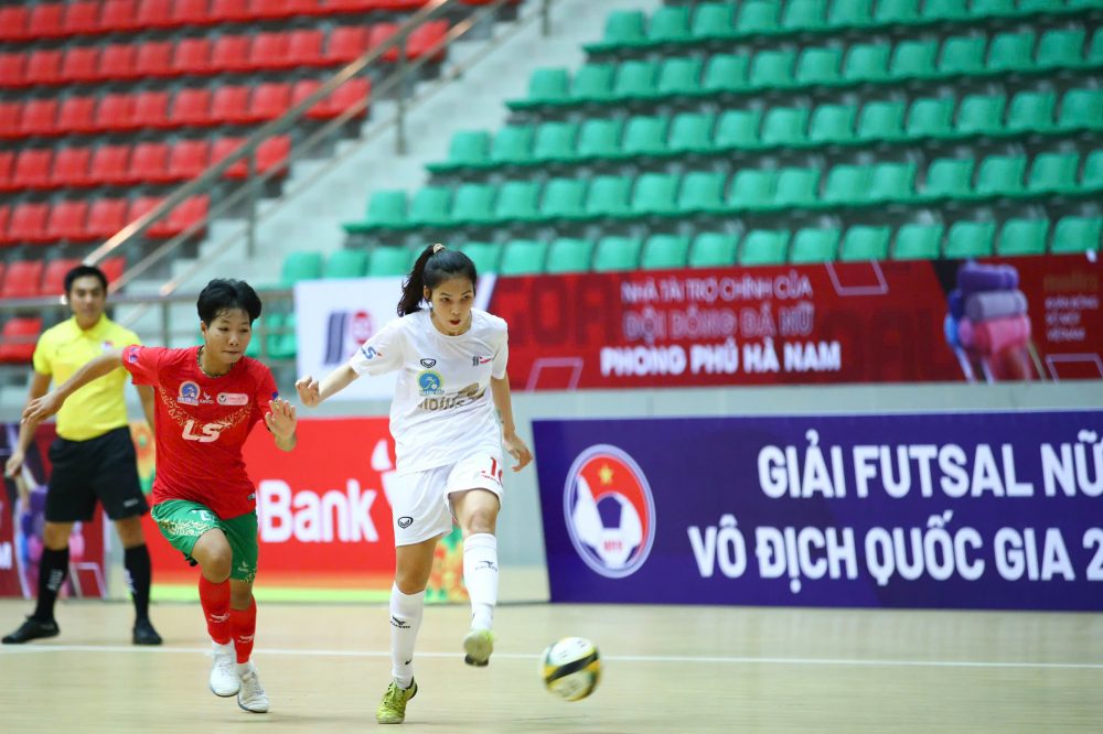 Phong Phu Ha Nam (white shirt) and Ho Chi Minh City chase an attractive score. Photo: VFF