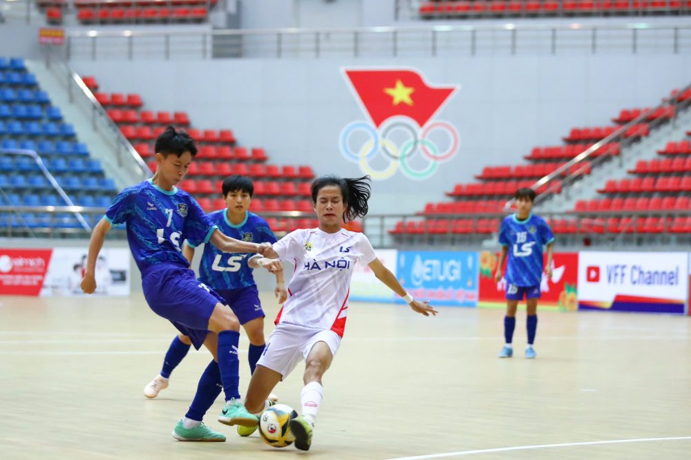 Thai Son Nam TPHCM (blue shirt) created many opportunities against Hanoi. Photo: VFF