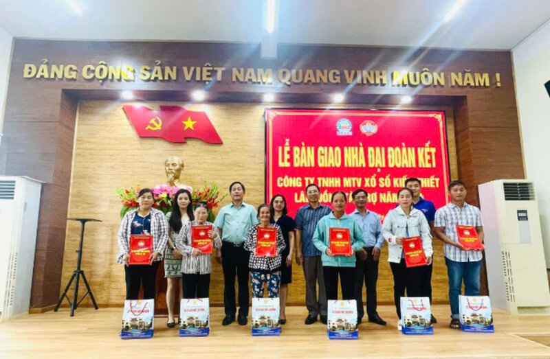 Ông Đỗ Đình Hạnh - Phó Giám đốc, Chủ tịch Công đoàn Công ty TNHH MTV Xổ số kiến thiết Lâm Đồng (thứ tư bên trái) trao quà trung thu và hỗ trợ nhà Đại đoàn kết. Ảnh: CÔNG DUNG