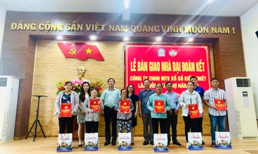 Ông Đỗ Đình Hạnh - Phó Giám đốc, Chủ tịch Công đoàn Công ty TNHH MTV Xổ số kiến thiết Lâm Đồng (thứ tư bên trái) trao quà trung thu và hỗ trợ nhà Đại đoàn kết. Ảnh: CÔNG DUNG