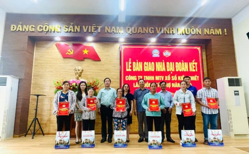 Ông Đỗ Đình Hạnh - Phó Giám đốc, Chủ tịch Công đoàn Công ty TNHH MTV Xổ số kiến thiết Lâm Đồng (thứ tư bên trái) trao quà trung thu và hỗ trợ nhà Đại đoàn kết. Ảnh: CÔNG DUNG