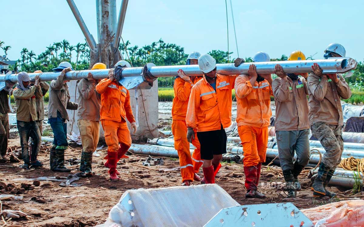 Công nhân tham gia xây dựng đường dây 500kV mạch 3. Ảnh: Lương Hà