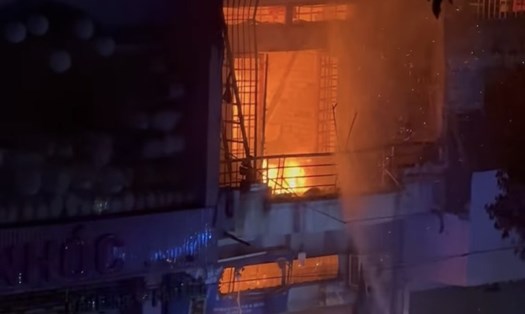 Cháy nhà cao tầng ở TPHCM, 3 người thoát nạn