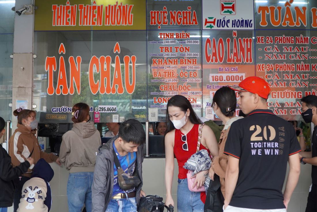 Ms. Thu Thuy - ticket seller on the Ho Chi Minh City - Soc Trang route said that the number of tickets sold has only reached about 60%. "Compared to yesterday, there are a lot fewer customers," Ms. Thuy said.