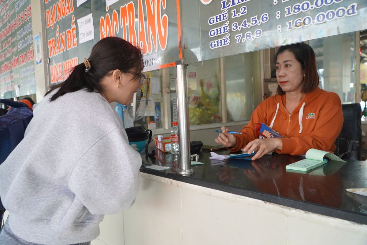 Similarly, an employee of My Duyen bus company said that bus tickets are very abundant, only about 60% sold. "Compared to yesterday, today there are much fewer customers," said this employee.