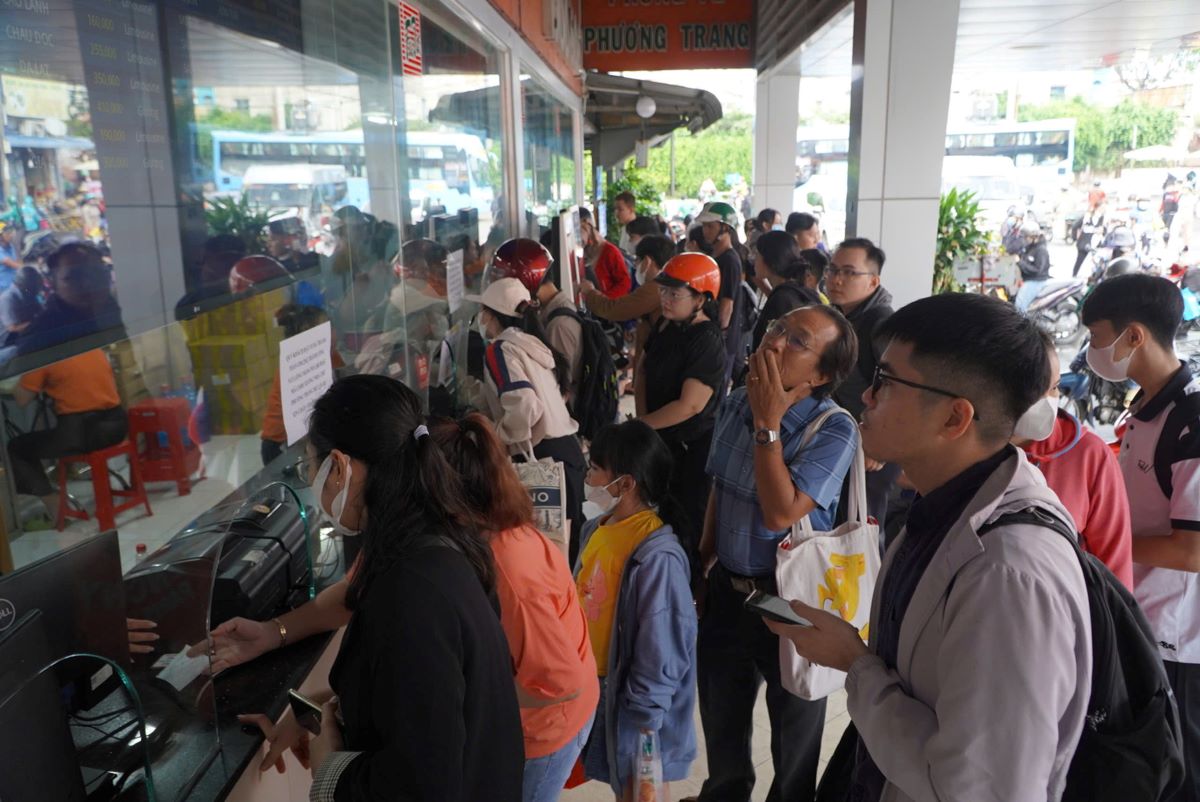 At some ticket counters, there were many people lining up waiting their turn to buy tickets.