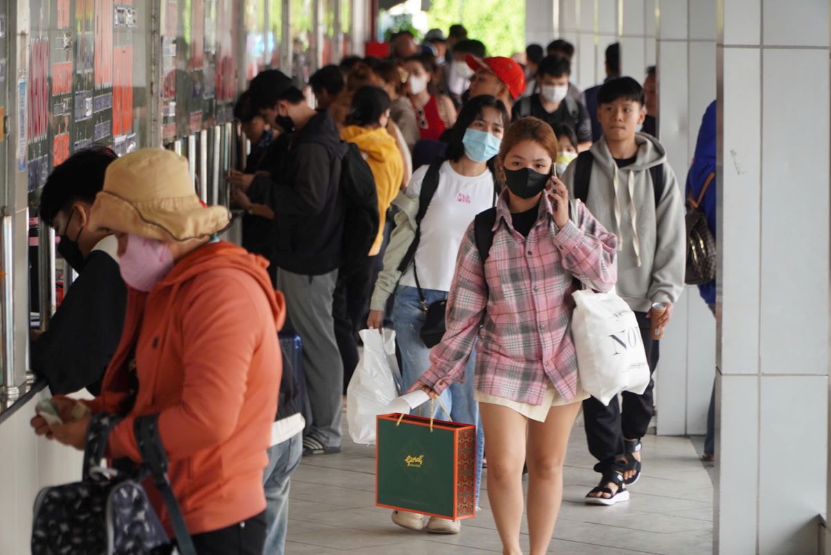 On the morning of August 31 - the first day off of the National Day holiday of September 2 this year, Mien Tay bus station had quite a lot of people coming here to buy tickets, preparing to get on the bus to go home or go on vacation.