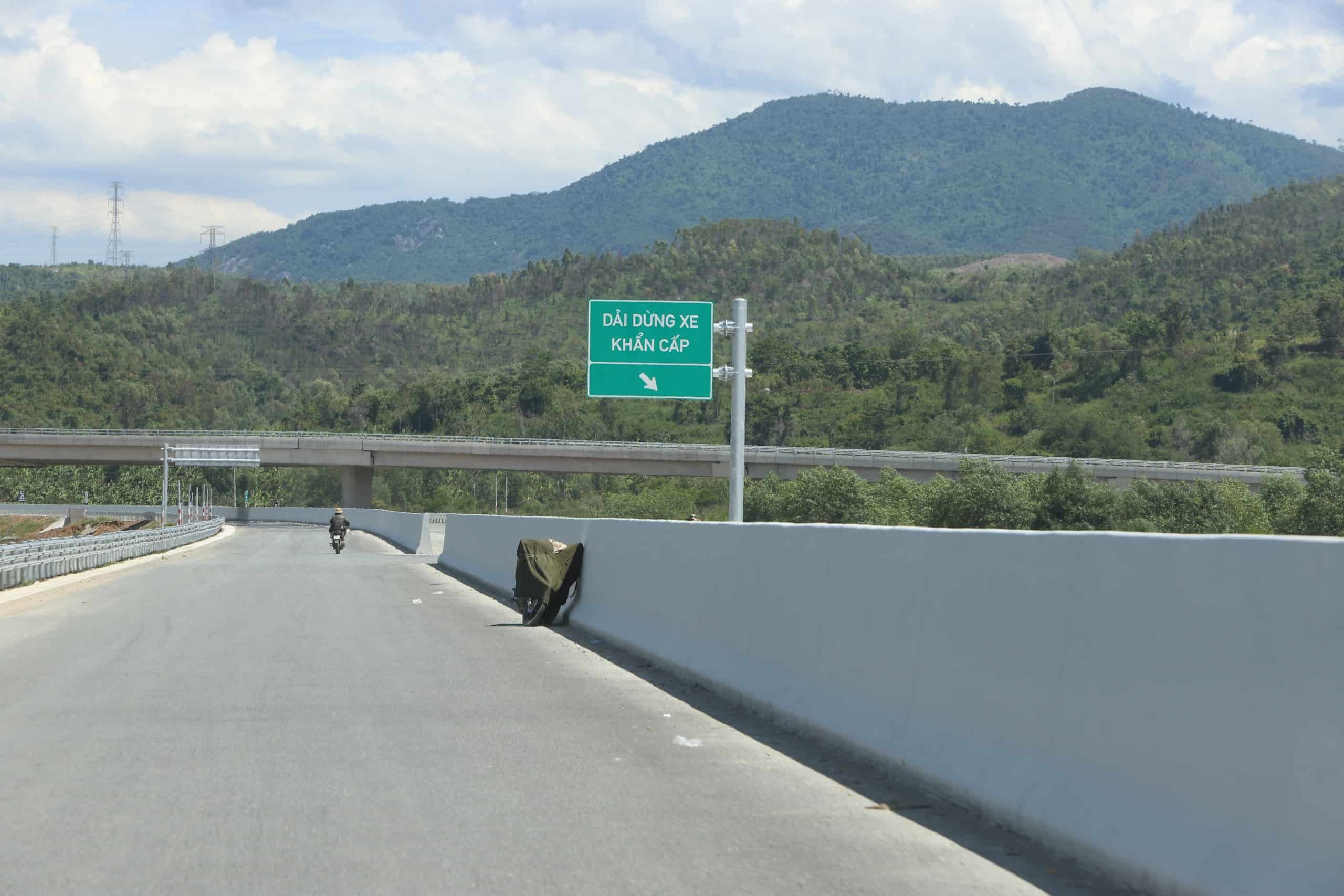 Còn điểm cuối đoạn cao tốc Vân Phong - Nha Trang đoạn qua xã Diên Thọ (huyện Diên Khánh) dài 23km do Tập đoàn Sơn Hải thi công. Đoạn này nối cao tốc Nha Trang – Cam Lâm, cơ bản hoàn thiện.