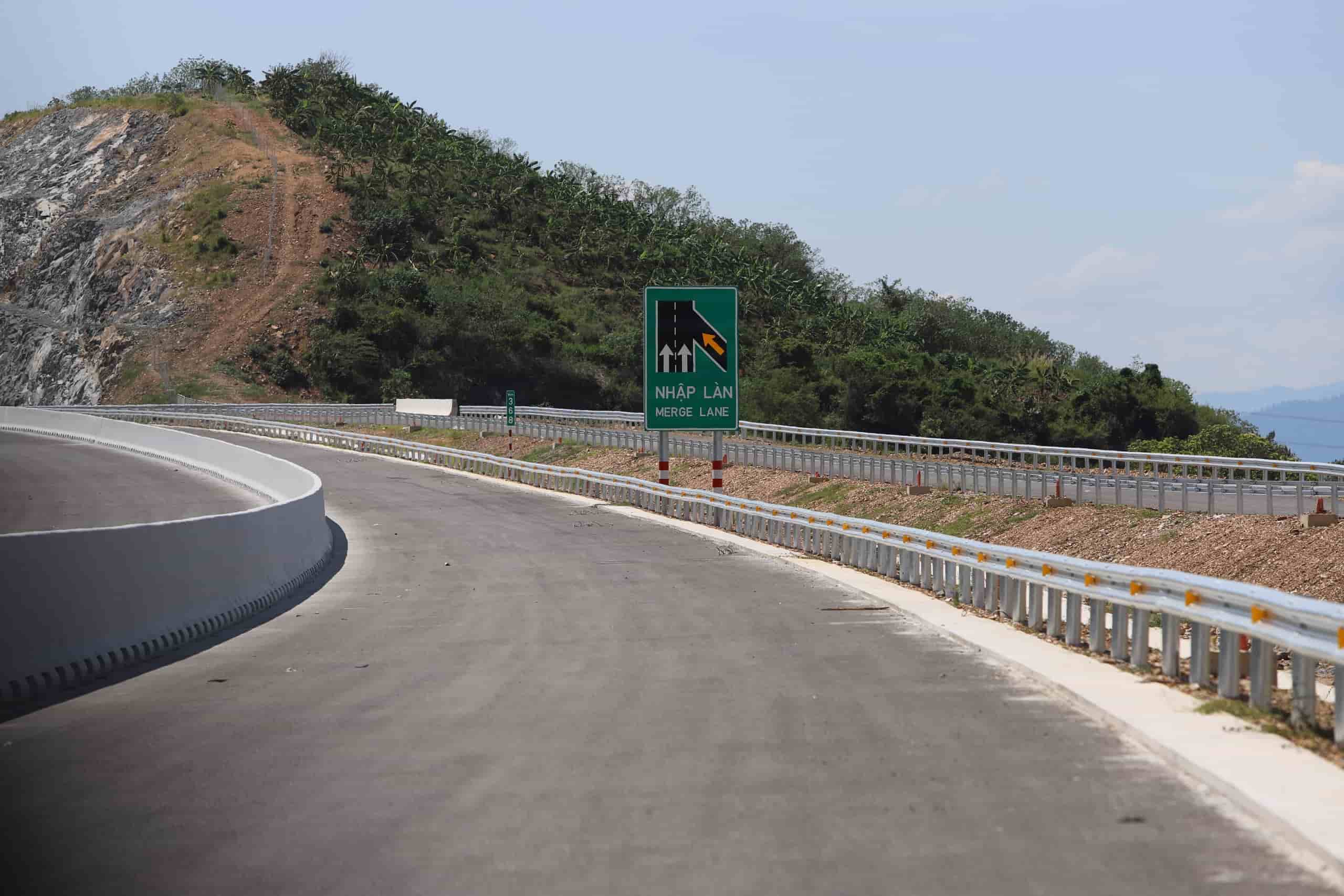 Nguyen Thanh Dong, manager of the Nha Trang Van Van Expressway project, my route is 22.73km long. You have sent. Up to now, the CTB crushed stone and C19 asphalt have been completed for 21km, and the median strip is 21km.