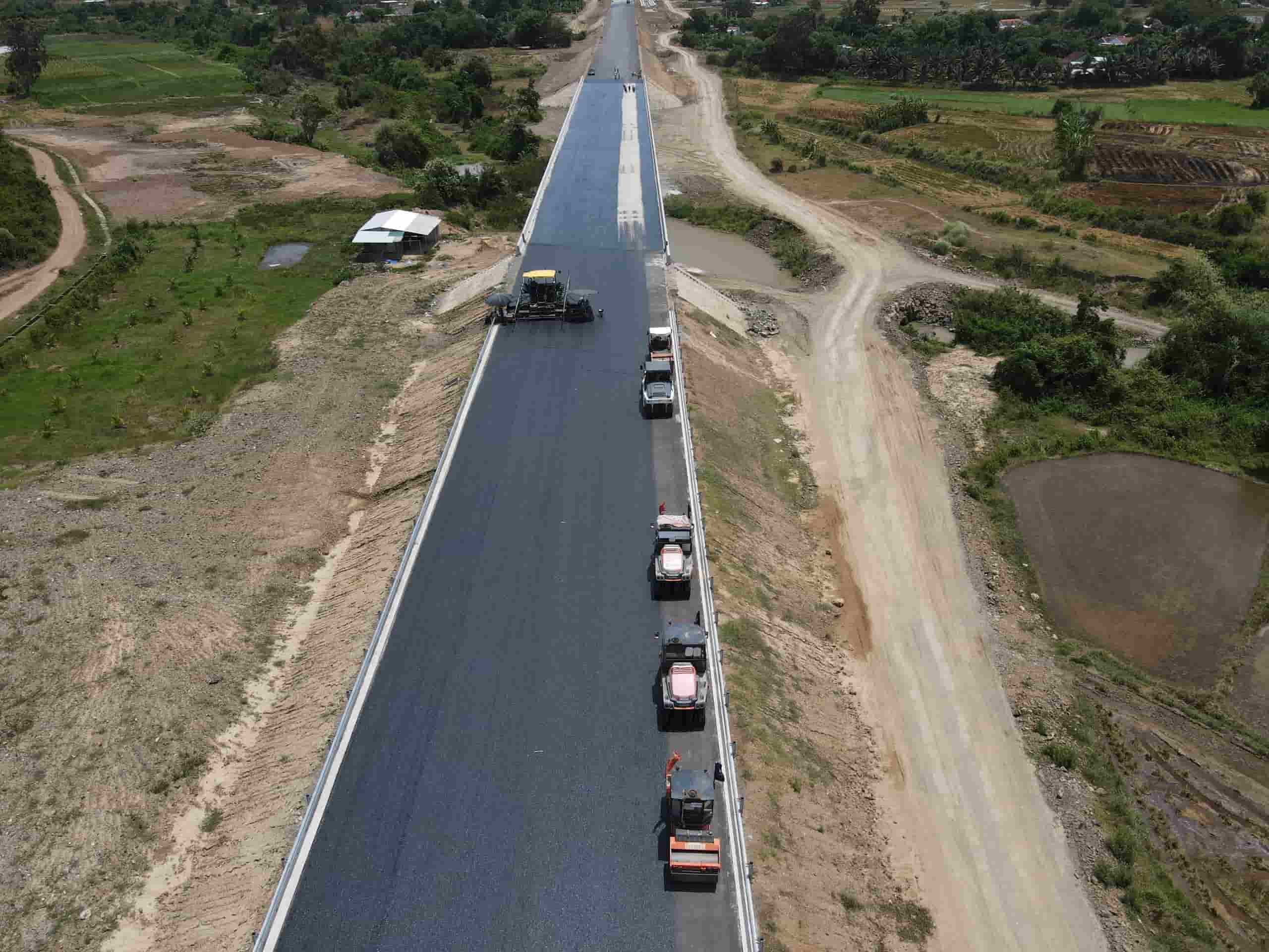 Cao tốc Vân Phong – Nha Trang dài hơn 83km, đi qua thị xã Ninh Hòa và 3 huyện Vạn Ninh, Khánh Vĩnh, Diên Khánh tỉnh Khánh Hòa. 