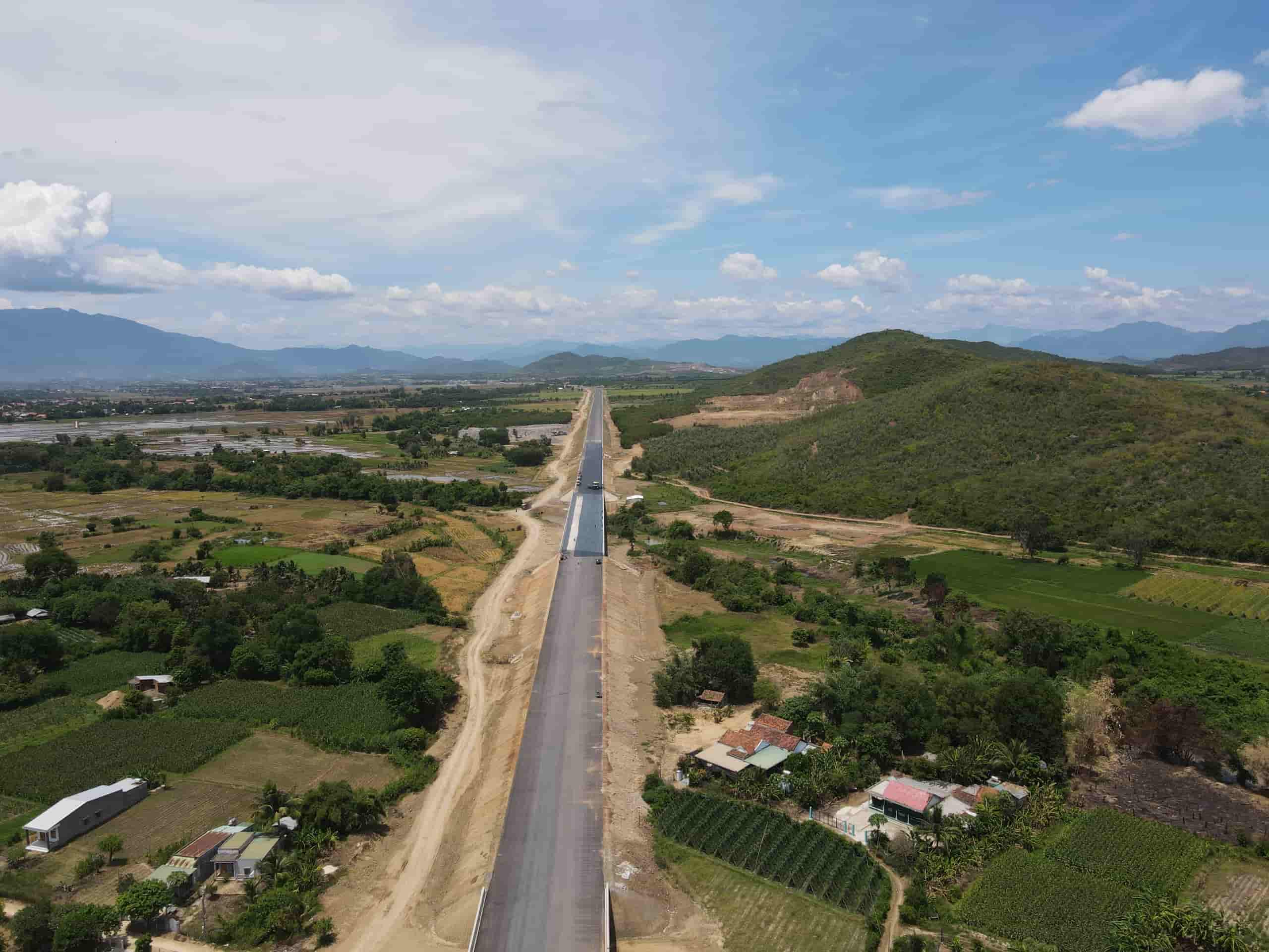 Van Phong - Nha Trang Expressway, part of the North - South Eastern Expressway in the 2021 - 2025 period, is more than 83 km long and is expected to be basically completed by April 30, 2025.