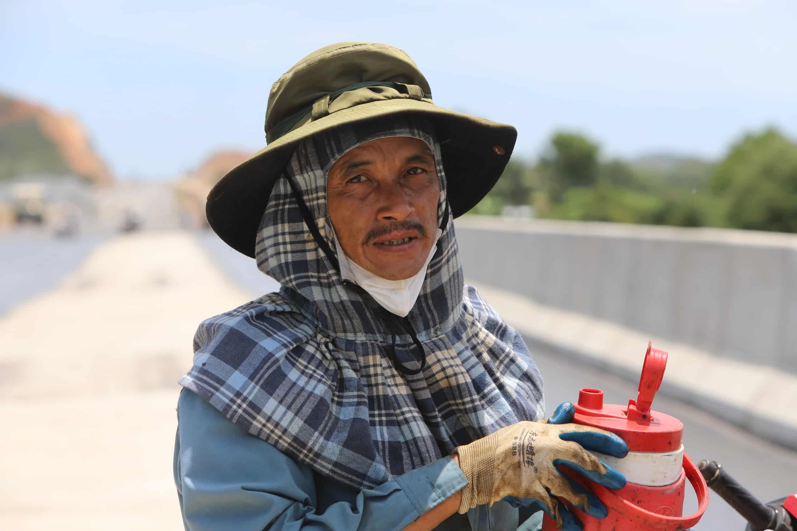 Trương anh đài, phó chỉ huy trưởng nhà thầu lizen Bạn đã gửi Tuyến này 450 nhân sự làm ngày đềm 3 ca 4 kíp Bạn đã gửi Đang hoàn thiện thảm nhựa hoàn thiện công trình Bạn đã gửi Thông xe kỹ thuật tháng 28.2.2025 Bạn đã gửi Tuyến này còn vướng 2 vị trí điện cao thế 220kv