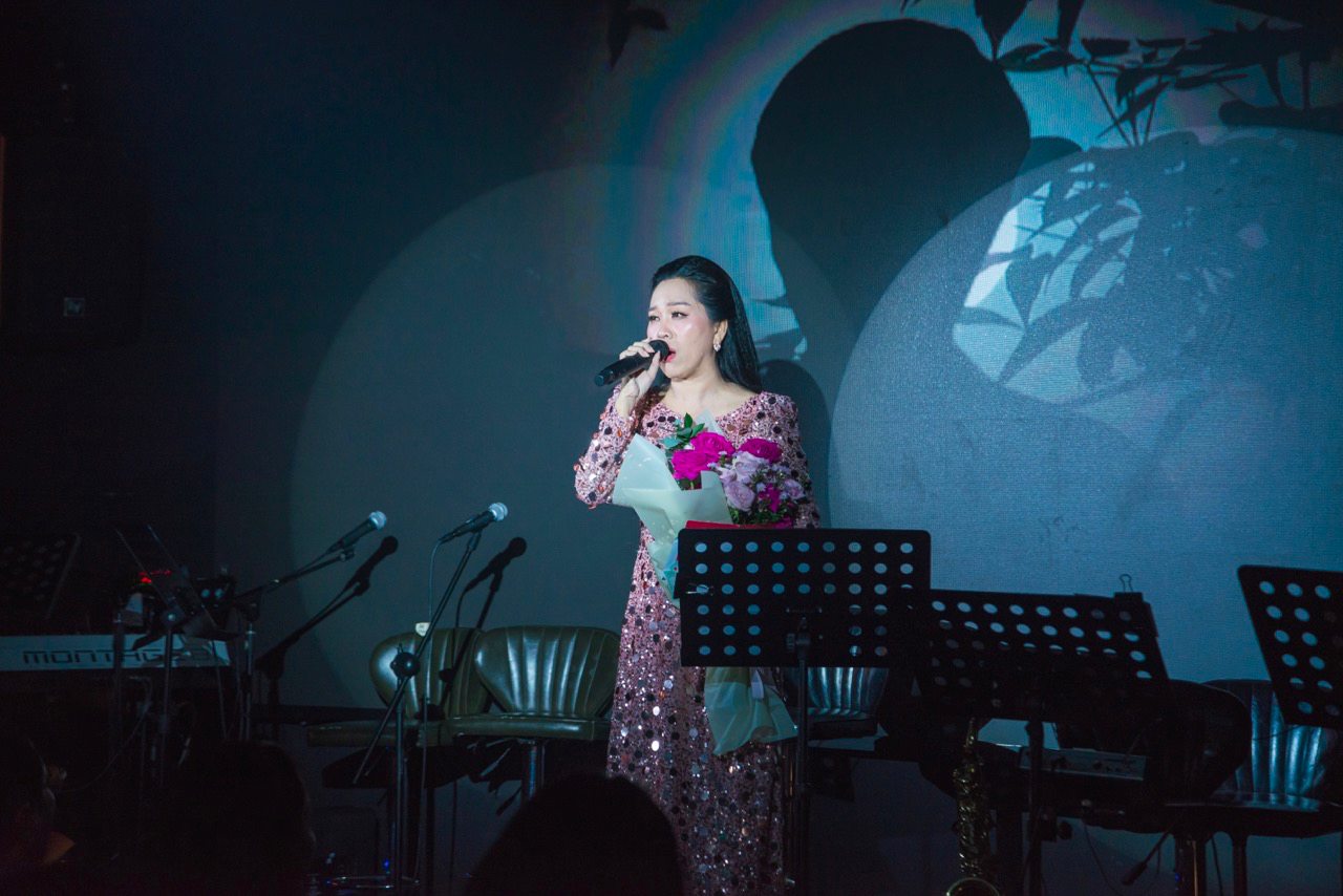 Hồng Phượng song ca với Vũ Linh qua màn hình chiếu. Ảnh: NSX.