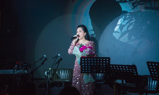 Hồng Phượng song ca với Vũ Linh qua màn hình chiếu. Ảnh: NSX.