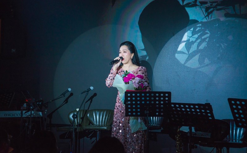 Hồng Phượng song ca với Vũ Linh qua màn hình chiếu. Ảnh: NSX.
