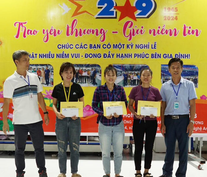 Nghe An workers are happy to receive National Day rewards. Photo: Hai Dang