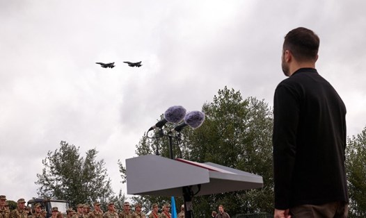 Tổng thống Ukraina Volodymyr Zelensky dõi theo 2 tiêm kích F-16 trong sự kiện của không quân Ukraina trong bức ảnh do văn phòng tổng thống công bố ngày 4.8. Ảnh: AFP