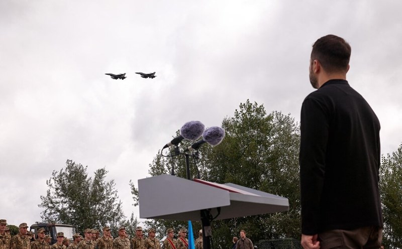 Tổng thống Ukraina Volodymyr Zelensky dõi theo 2 tiêm kích F-16 trong sự kiện của không quân Ukraina trong bức ảnh do văn phòng tổng thống công bố ngày 4.8. Ảnh: AFP