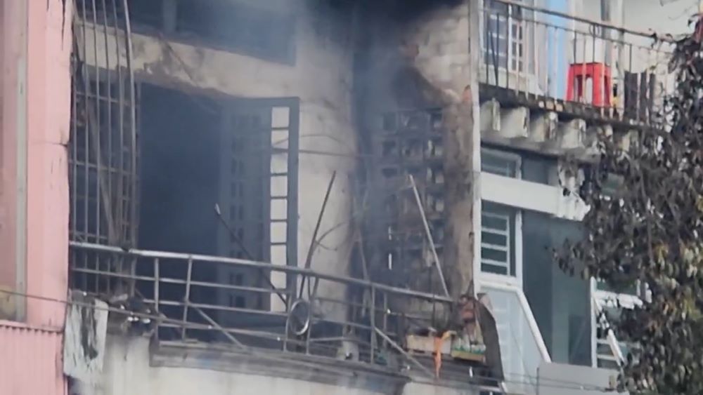 At the scene, the 2-story house burned down, the rolling door collapsed. The iron frames on the 2nd floor were charred black, the pressure from the fire caused the glass windows on the 2nd floor to shatter into many pieces. Photo: Anh Tu