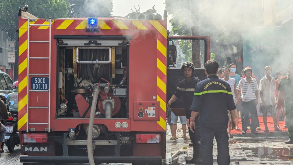 Firefighters were present to continue spraying water to cool the house and completely extinguish the fire. Photo: Anh Tu