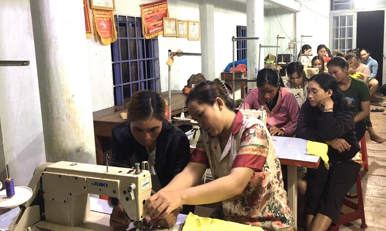 Nhiều người dân vùng sâu, vùng xa ở tỉnh Đắk Lắk đang kỳ vọng các lớp đào tạo nghề sẽ giúp họ kiếm được việc làm, ổn định cuộc sống. Ảnh: Bảo Trung