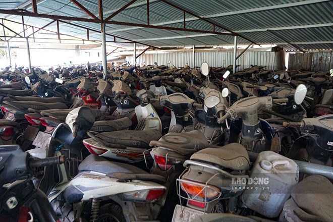 Nhiều bãi giữ xe máy vi phạm bị quá tải. Ảnh minh họa: Ngọc Thùy