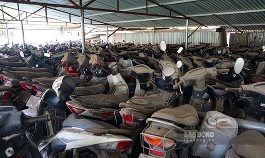 Nhiều bãi giữ xe máy vi phạm bị quá tải. Ảnh minh họa: Ngọc Thùy