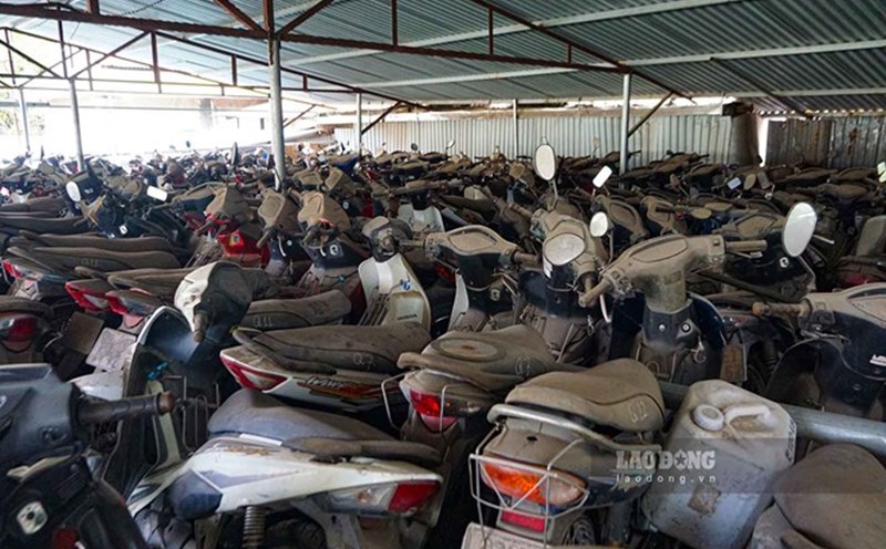 Nhiều bãi giữ xe máy vi phạm bị quá tải. Ảnh minh họa: Ngọc Thùy