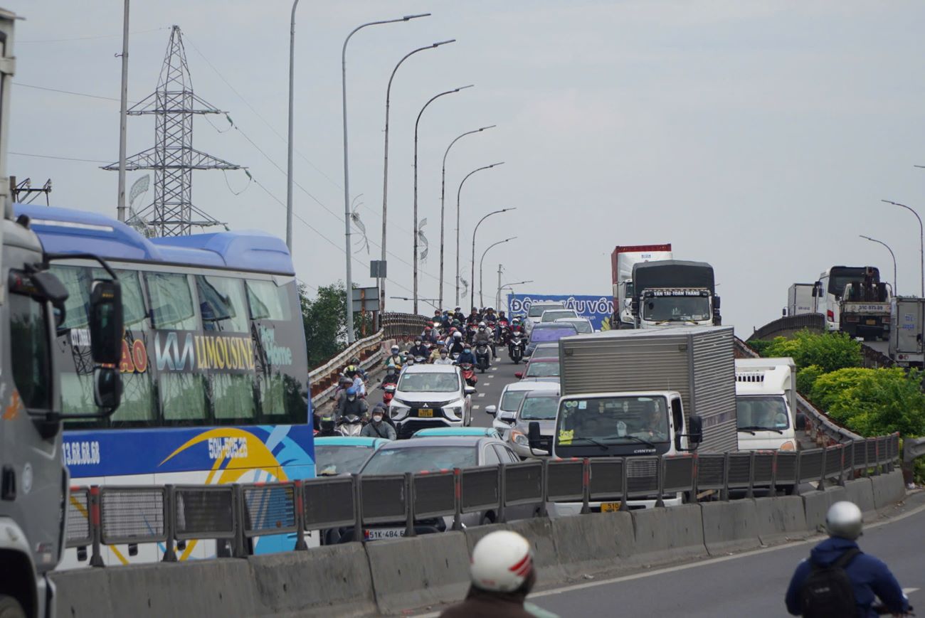 Crowded vehicles, lining up to move across Binh Dien 1 bridge.