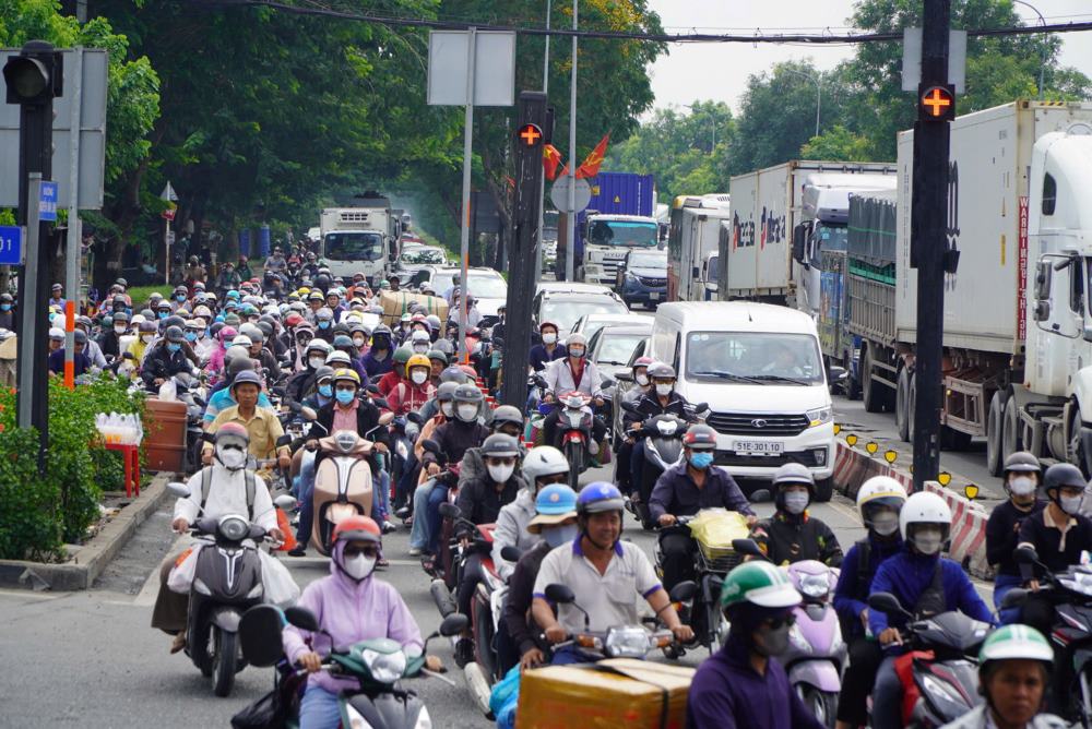 Cùng thời điểm, đường tại đường Nguyễn Văn Linh (hướng về cầu vượt Bình Thuận) đang có rất đông phương tiện.