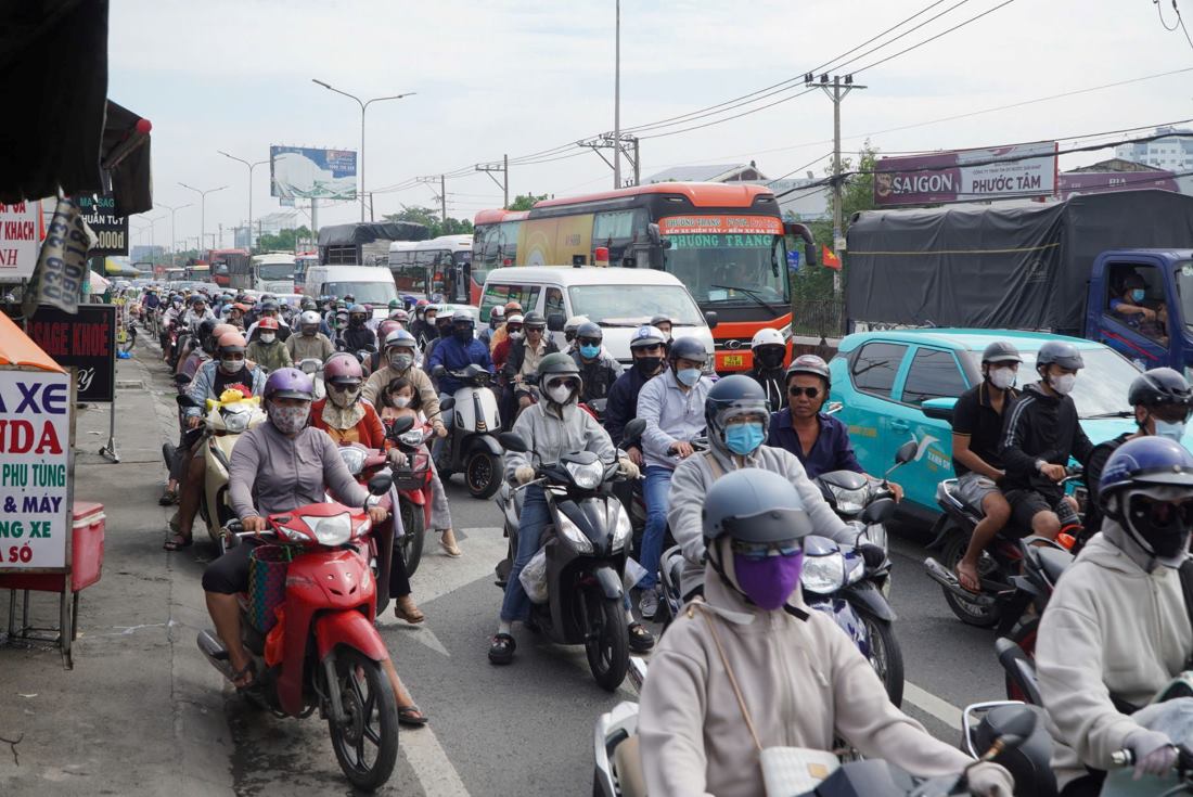 Phương tiện xếp ken kín mặt đường, việc đi lại của người dân gặp khá nhiều khó khăn.