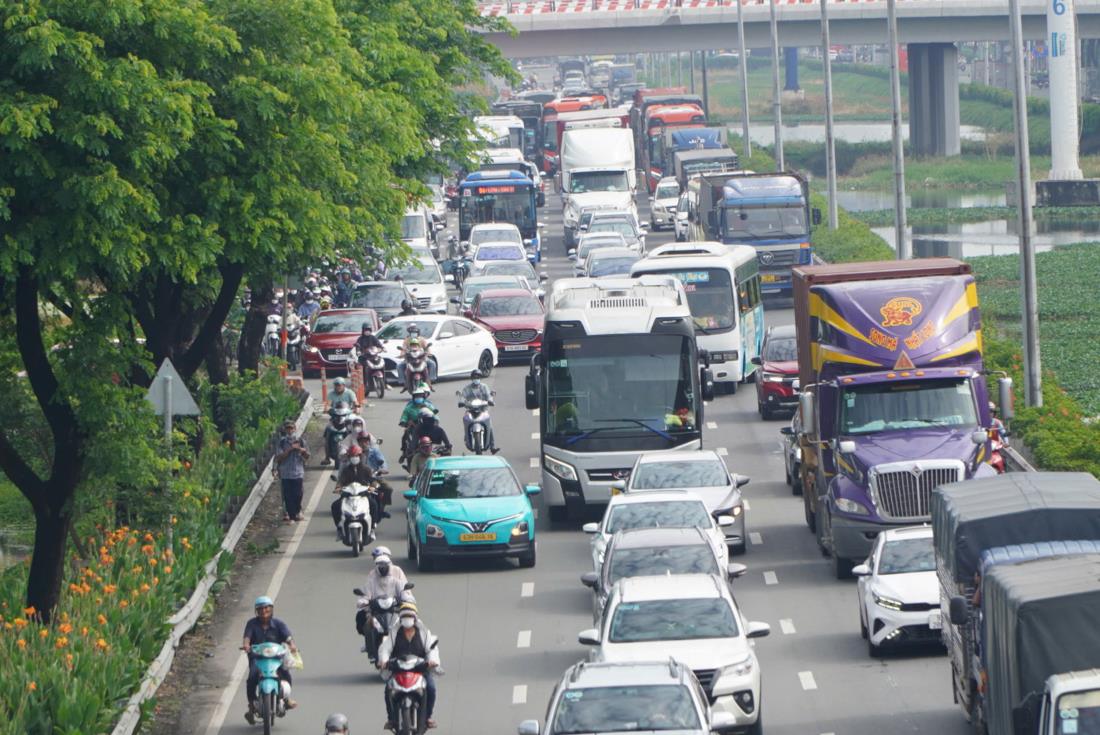 At around 9am, on National Highway 1A (section through Binh Chanh district) towards the Western provinces, there was a prolonged traffic jam.