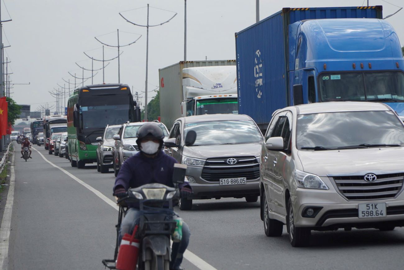 The same situation also occurred on the road leading to Trung Luong - Ho Chi Minh City expressway.