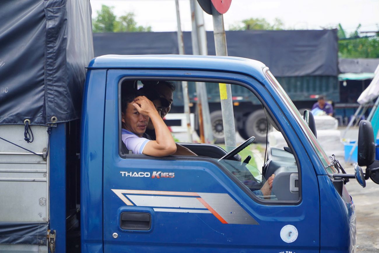 “Kẹt hơn 1km, để đi được tới đây mất hơn 30 phút“, tài xế này nói