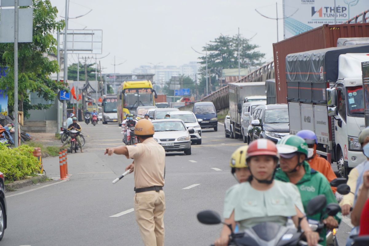 Lượng phương tiện tăng cao, lực lượng CSGT đã có mặt tại các nút giao để điều tiết giao thông. 