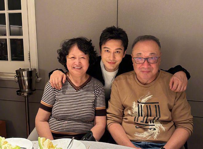 Huynh Hieu Minh often spends time with his parents. Photo: Weibo