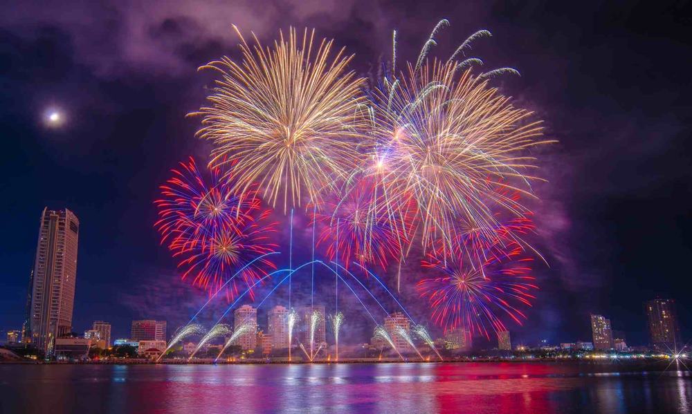 The show “Symphony of River - Symphony by the River” with many art performances and fireworks will be held until the end of the National Day holiday on September 2. Photo: DIFF - Danang International Fireworks Festival