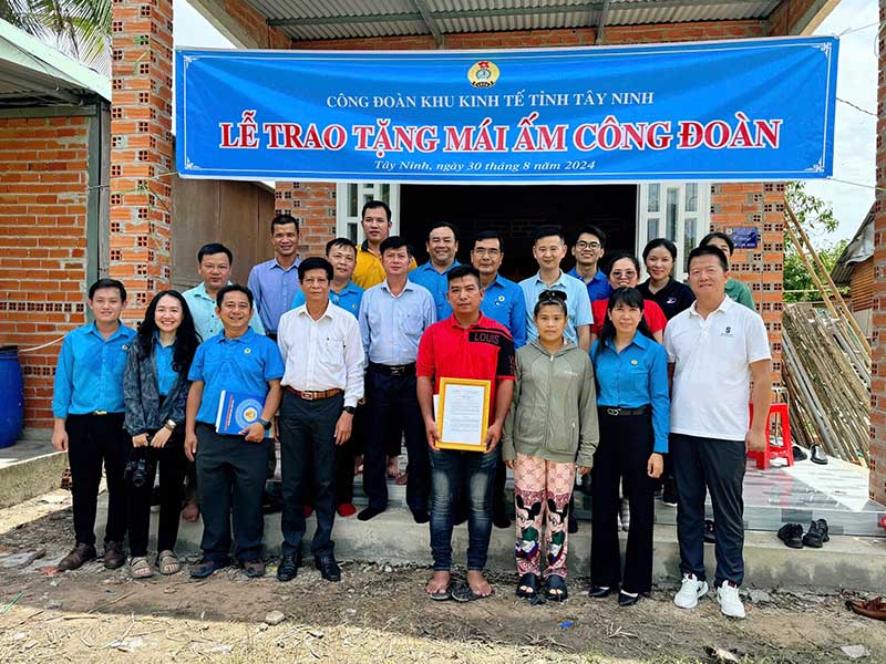Lãnh đạo LĐLĐ tỉnh và Công đoàn Khu kinh tế Tây Ninh trao tặng Mái ấm công đoàn cho đoàn viên có hoàn cảnh khó khăn. Ảnh: Phương Dung