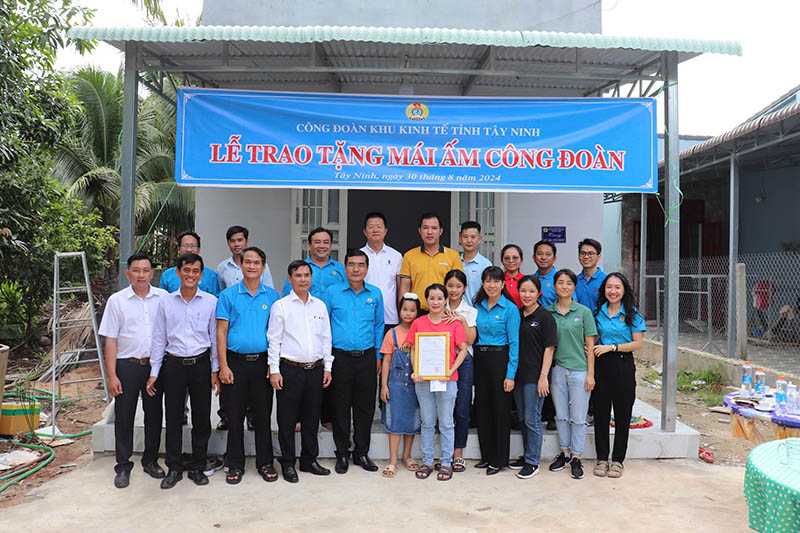 Lãnh đạo LĐLĐ tỉnh và Công đoàn Khu kinh tế Tây Ninh trao tặng Mái ấm Công đoàn cho gia đình chị Nguyễn Thị Thu Hồng. Ảnh: Phương Dung 