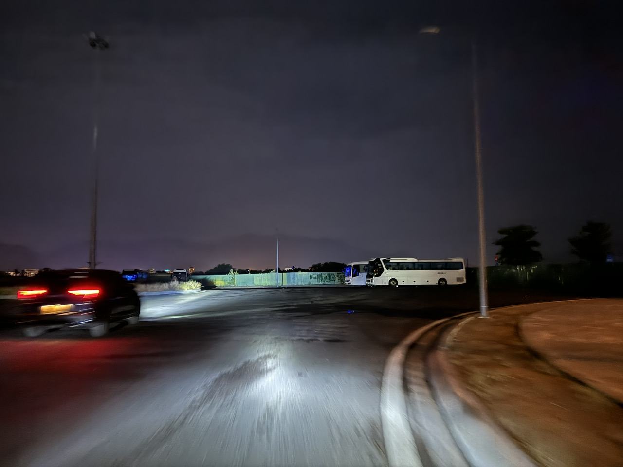 Trong khu đất sân bay Nha Trang cũ, thường xuyên xuất hiện các xe 45 chỗ đậu, đỗ qua đêm. Ảnh: Hữu Long