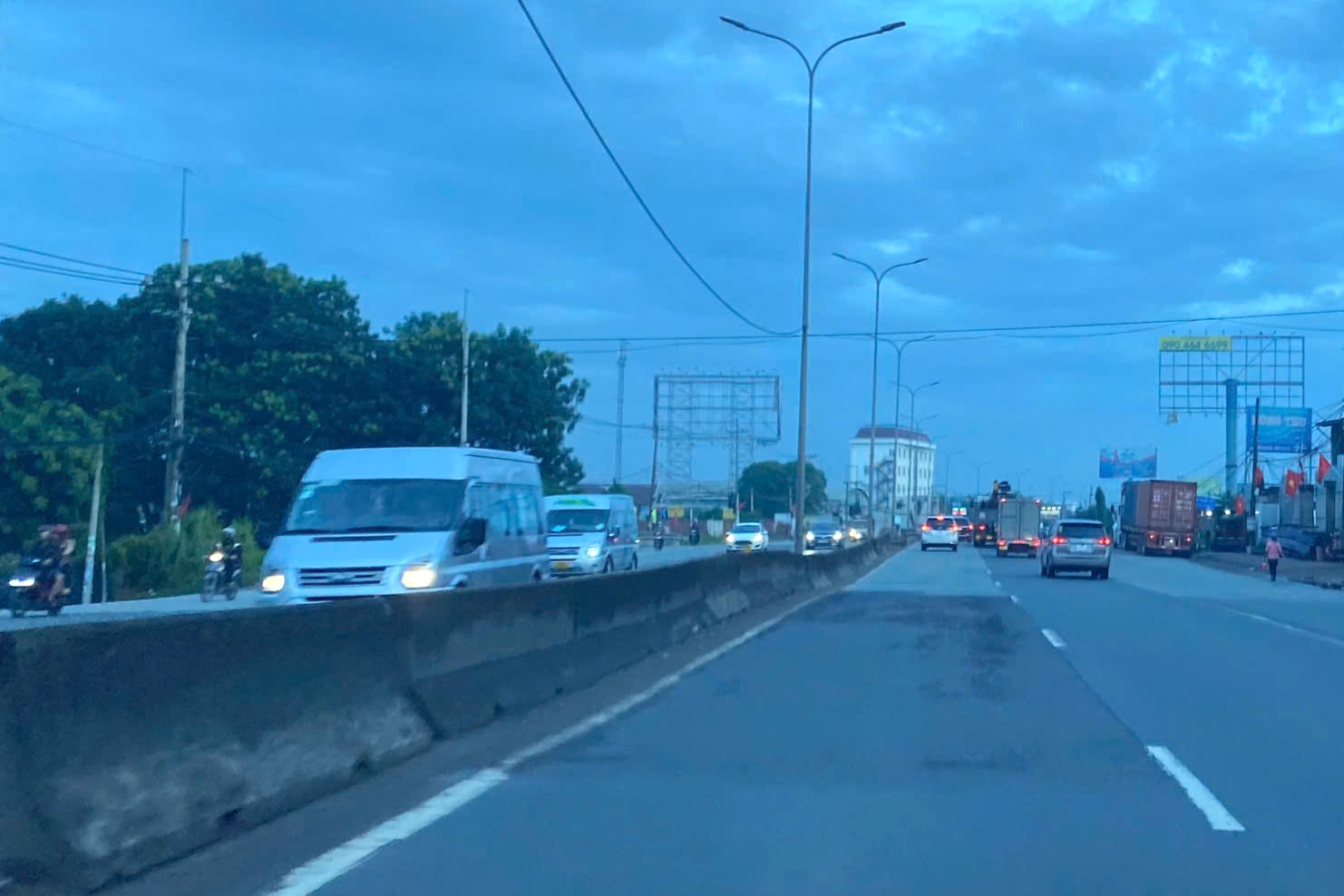 Từ hơn 5h sáng, đã có nhiều phương tiện lưu thông trên Quốc lộ 51 hướng đi Bà Rịa - Vũng Tàu. Ảnh: Thành An