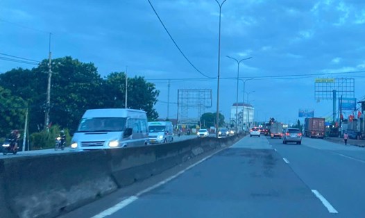 Từ hơn 5h sáng, đã có nhiều phương tiện lưu thông trên Quốc lộ 51 hướng đi Bà Rịa - Vũng Tàu. Ảnh: Thành An