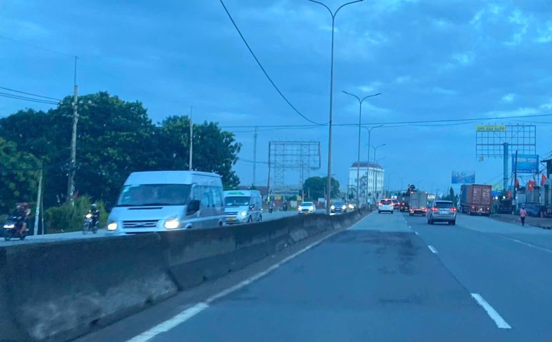 Từ hơn 5h sáng, đã có nhiều phương tiện lưu thông trên Quốc lộ 51 hướng đi Bà Rịa - Vũng Tàu. Ảnh: Thành An