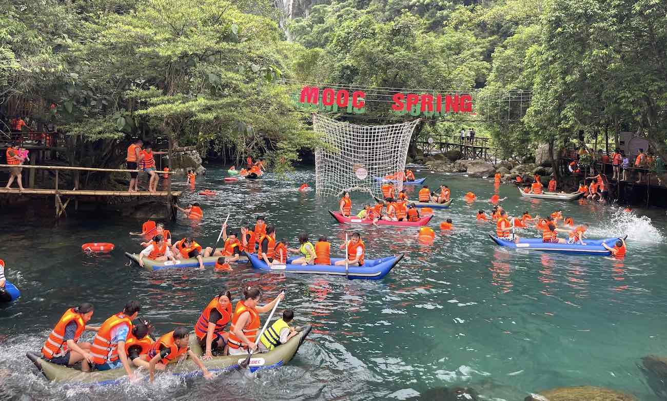 Ngày đầu tiên trong kỳ nghỉ lễ 2.9, Trung tâm Du lịch Phong Nha - Kẻ Bàng đã đón hơn 1.500 lượt khách. Ảnh: H. Thành